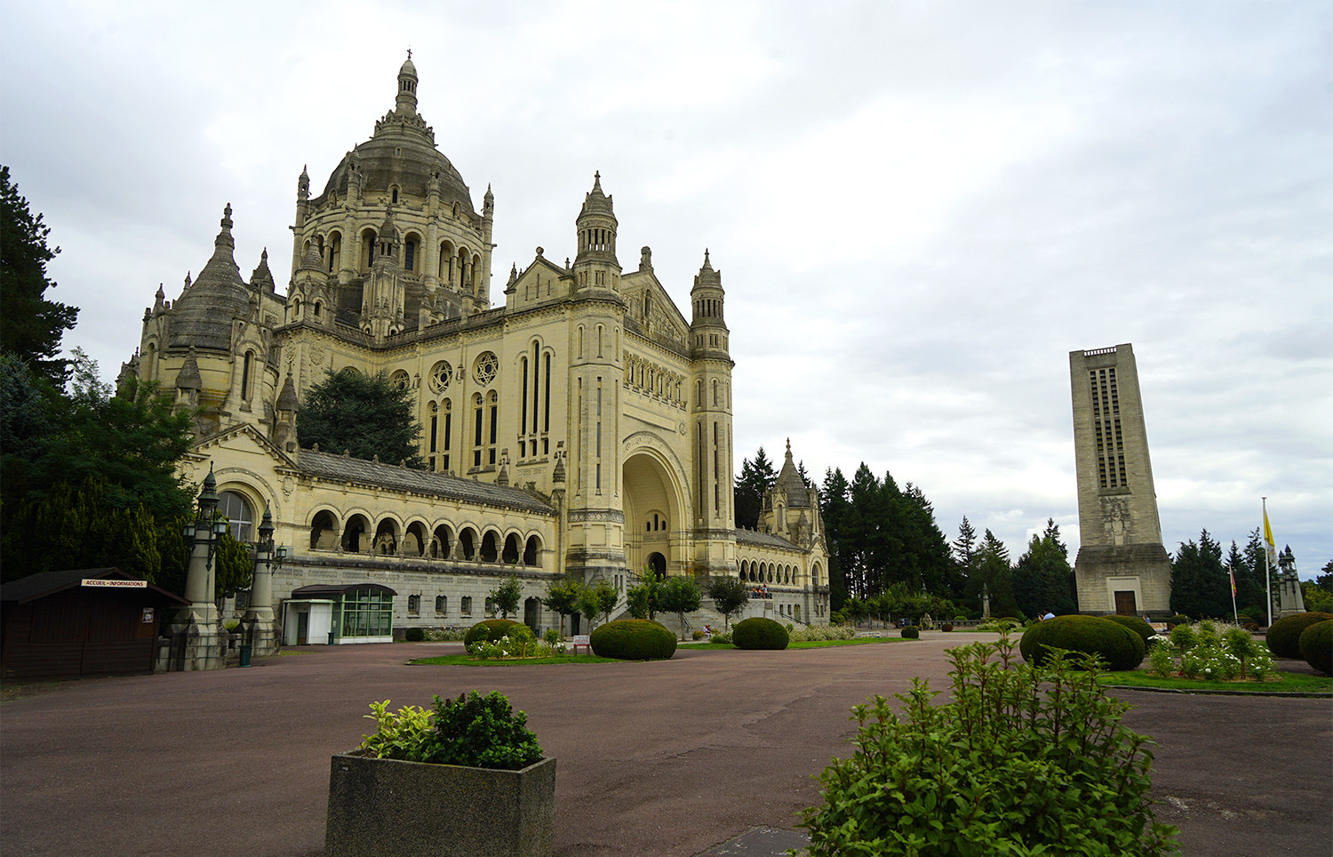 La basílica de santa Teresa de Lisieux es el segundo santuario más visitado en Francia después de Lourdes / YOLANDA CARDO - CG