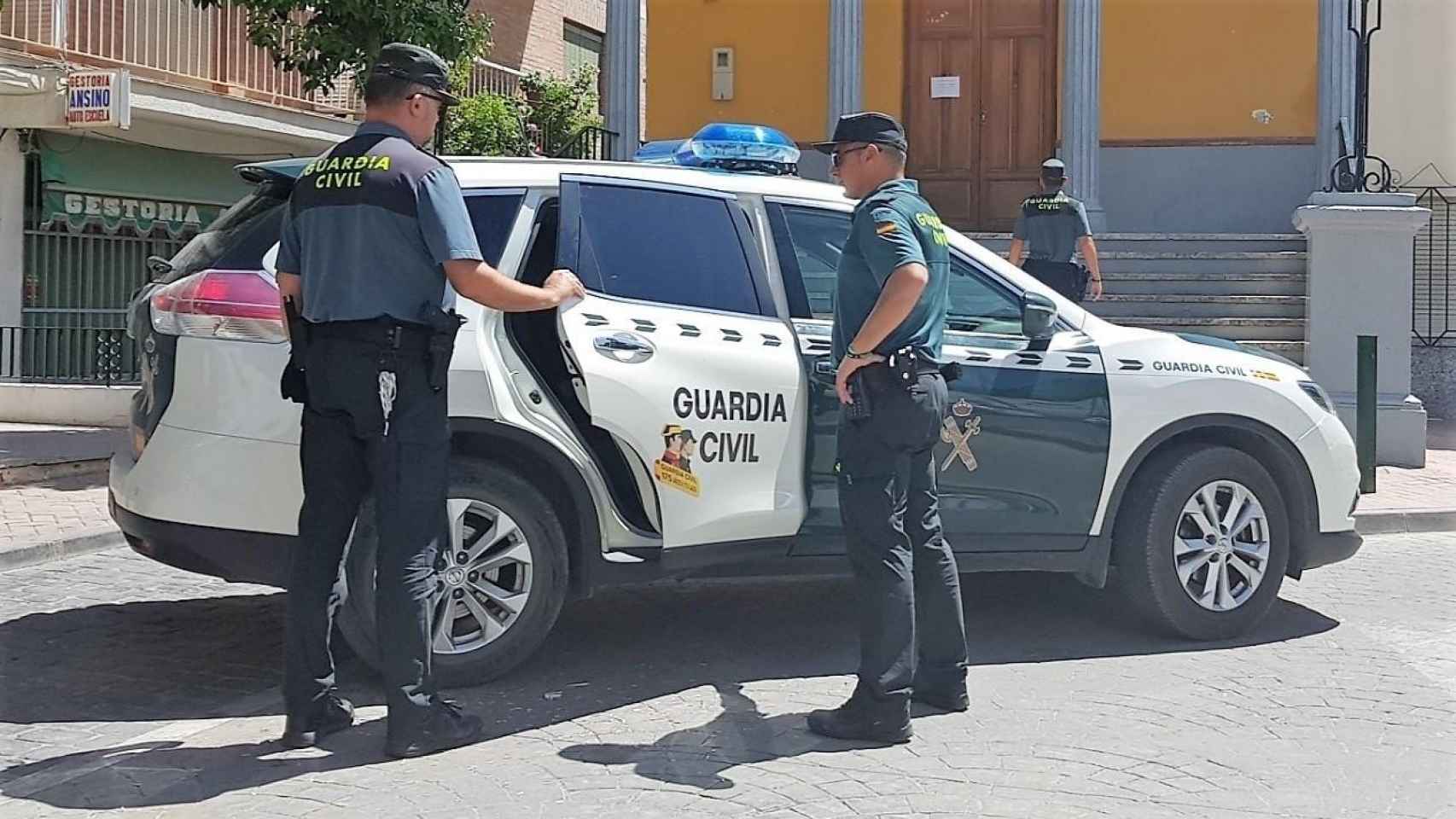 Un vehículo de la Guardia Civil, que se lleva a los detenidos por asaltar una casa y pegarle a un vecino que se quejó del ruido / EUROPA PRESS