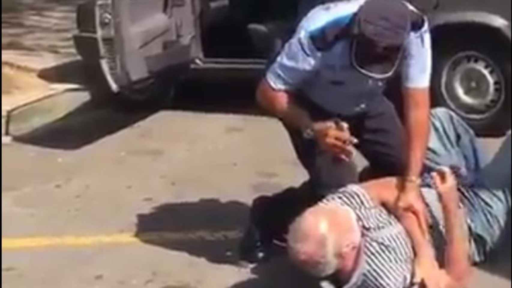Imágenes de cómo el policía reduce al anciano en el suelo