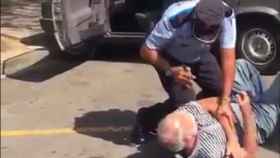 Imágenes de cómo el policía reduce al anciano en el suelo