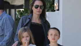 La actriz Angelina Jolie con dos de sus seis hijos