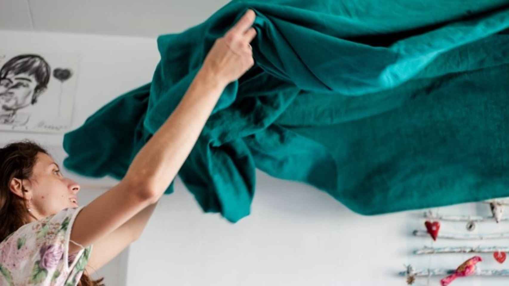 Hacer las camas, una de las tareas para practicar el cleanfulness / Volha Flexeco en UNSPLASH