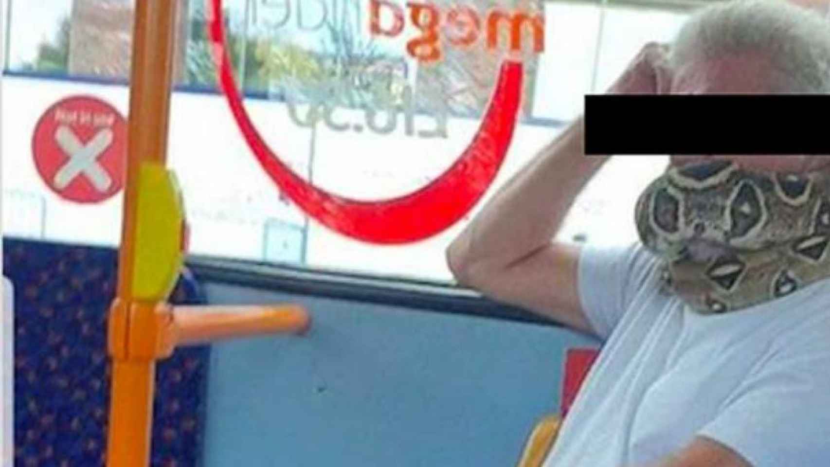 Un hombre usa una serpiente como si fuera una mascarilla en un autobús / TWITTER