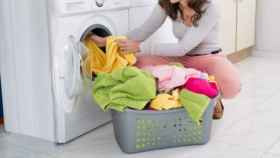 Una mujer saca la ropa de la lavadora / EFE