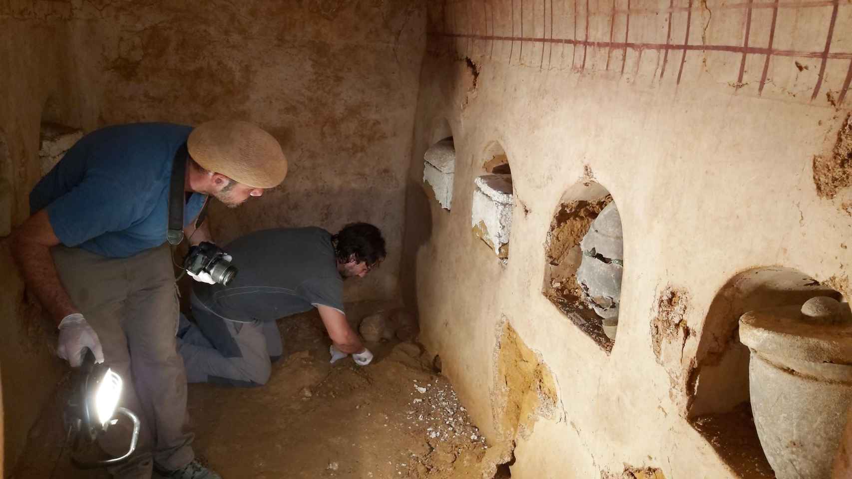 Un equipo de arqueólogos en la cámara funeraria / AYUNTAMIENTO DE CARMONA