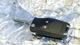 Una foto de la llave de un coche en papel de aluminio