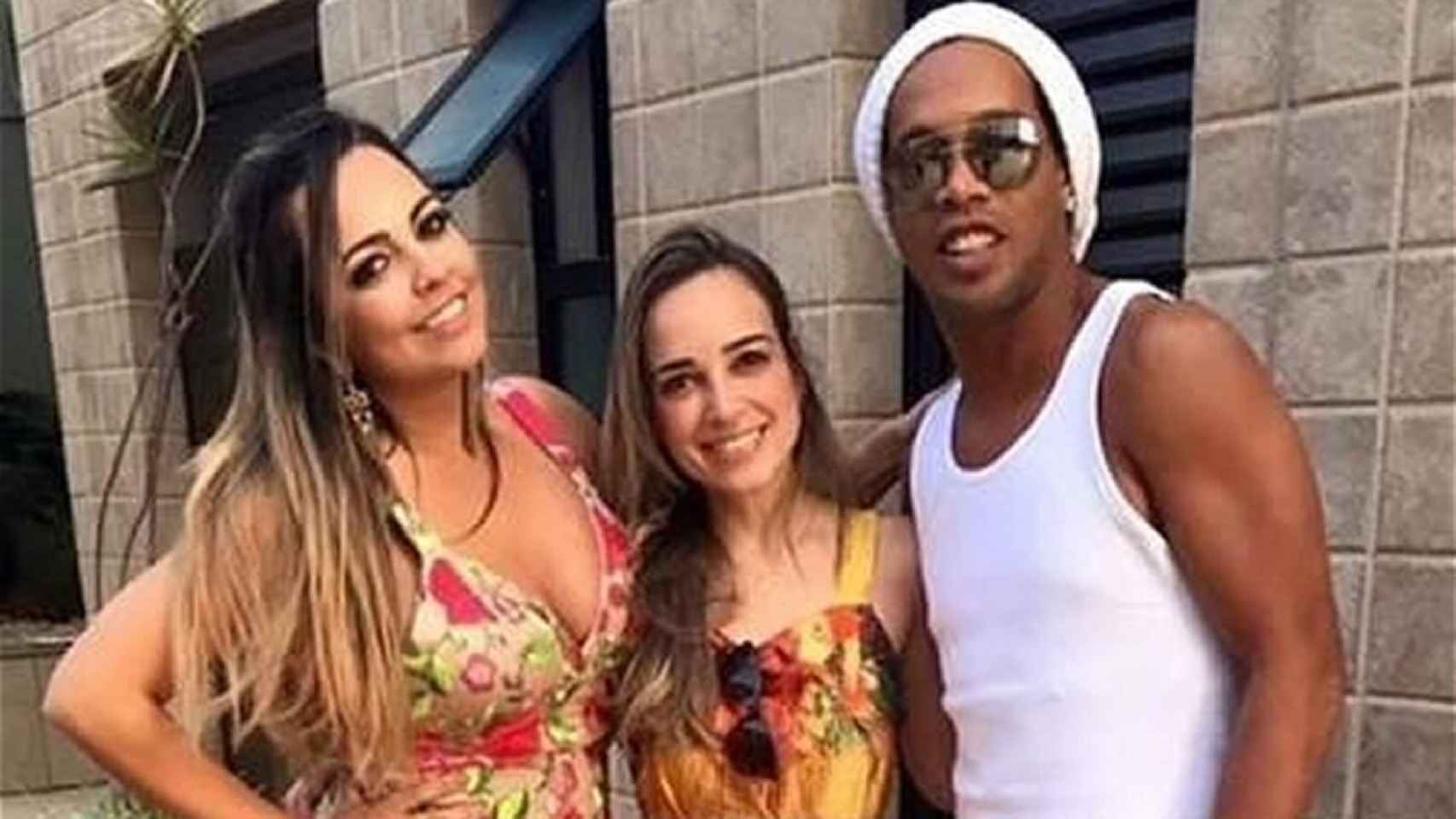Una foto de archivo de Ronaldinho junto a sus dos futuras esposas / Twitter