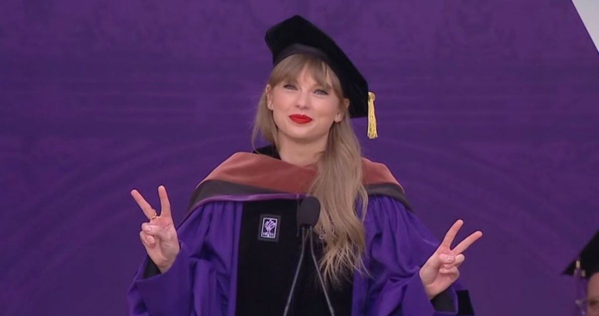 Taylor Swift en el acto de graduación de la Universidad de Nueva York / REDES