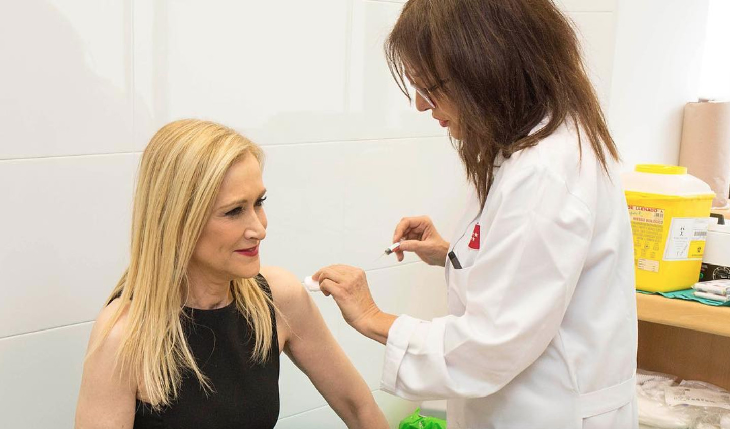 Cristina Cifuentes vacunándose antes de concursar en 'Supervivientes' / MEDIASET