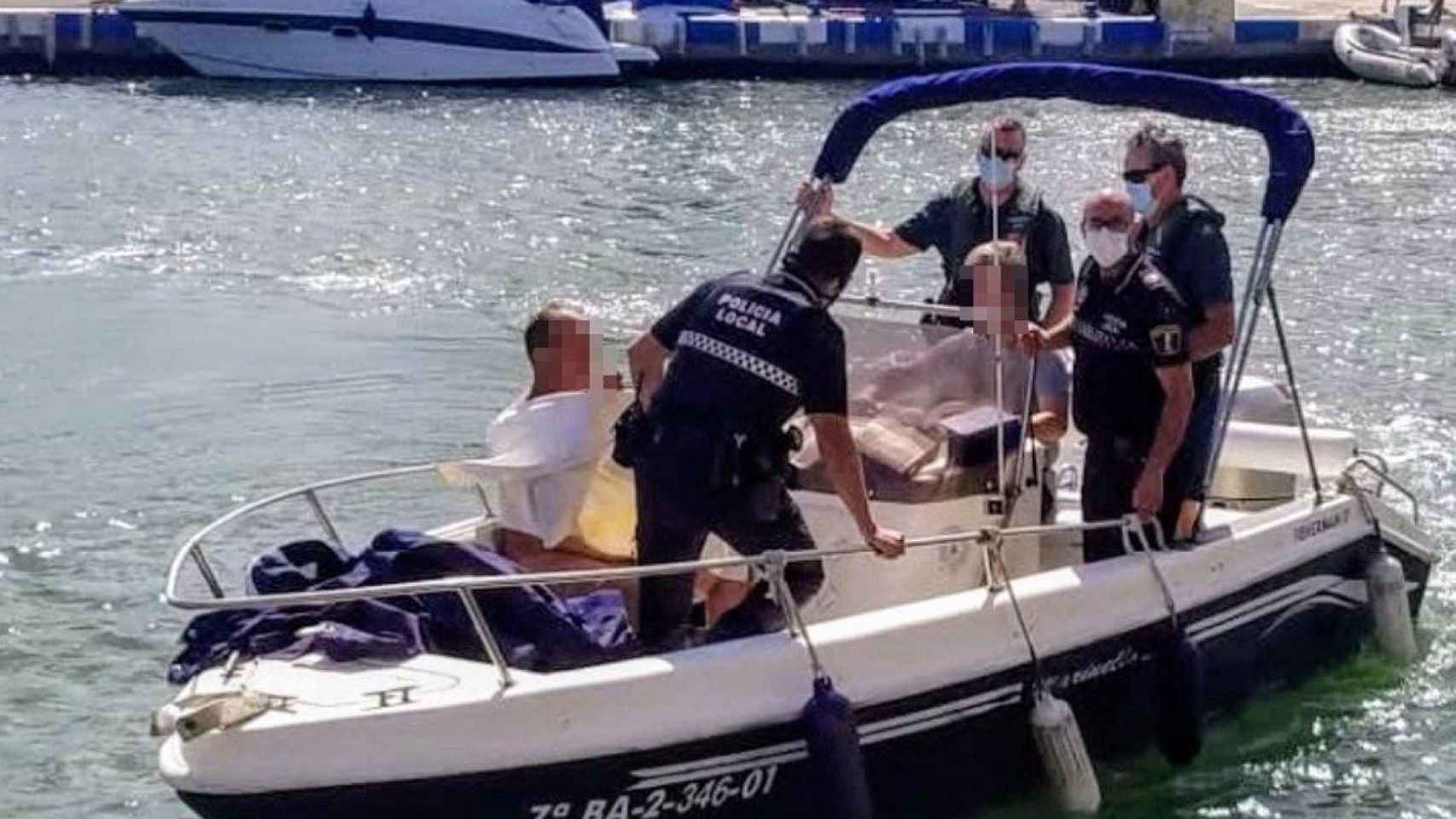 Agentes detienen a un hombre desnudo en alta mar / POLICÍA LOCAL ALBORAIA