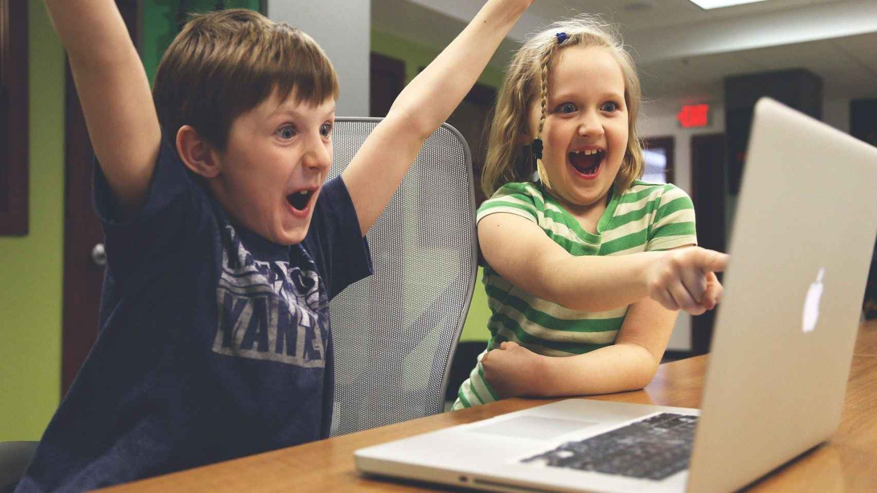 Dos niños jugando a videojuegos en un ordenador / CG