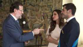Sara Carbonero e Iker Casillas mantienen una conversación con Mariano Rajoy