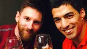 Luis Suárez celebra su éxito con Leo Messi