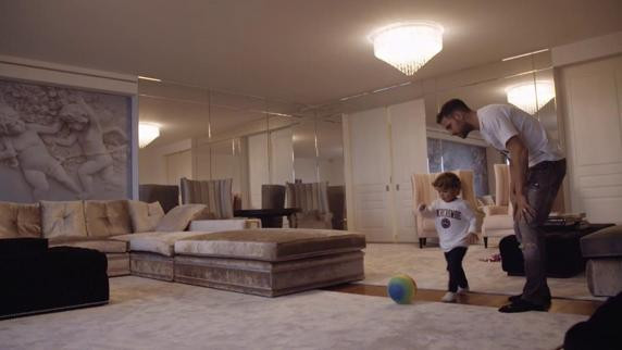 Cescc Fàbregas juega a fútbol con su hijo pequeño en casa
