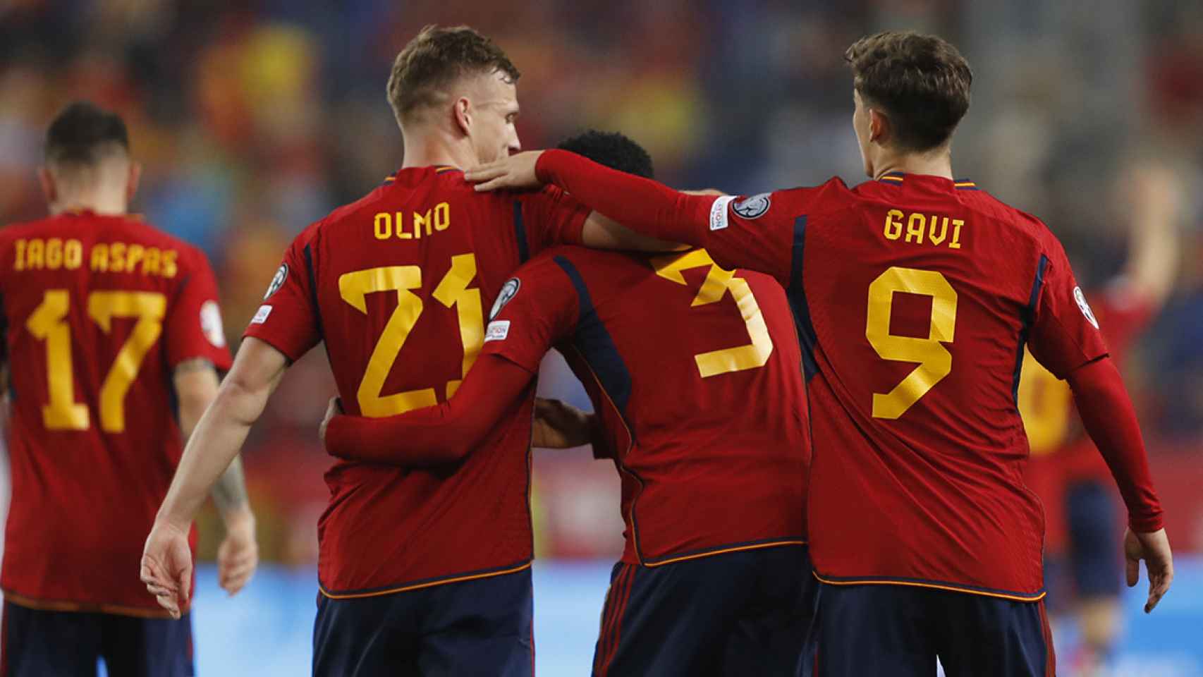 Balde y Gavi felicitan a Dani Olmo, tras anotar un gol en el triunfo de España contra Noruega / EFE