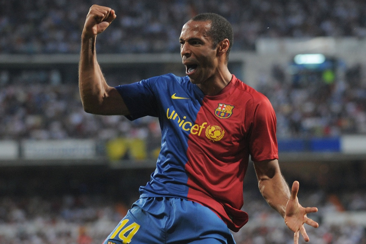 Thierry Henry celebra un gol del Barça en el 2-6 del Bernabéu de 2009. En los fichajes de jugadores franceses ha habido más chascos que alegrías / REDES