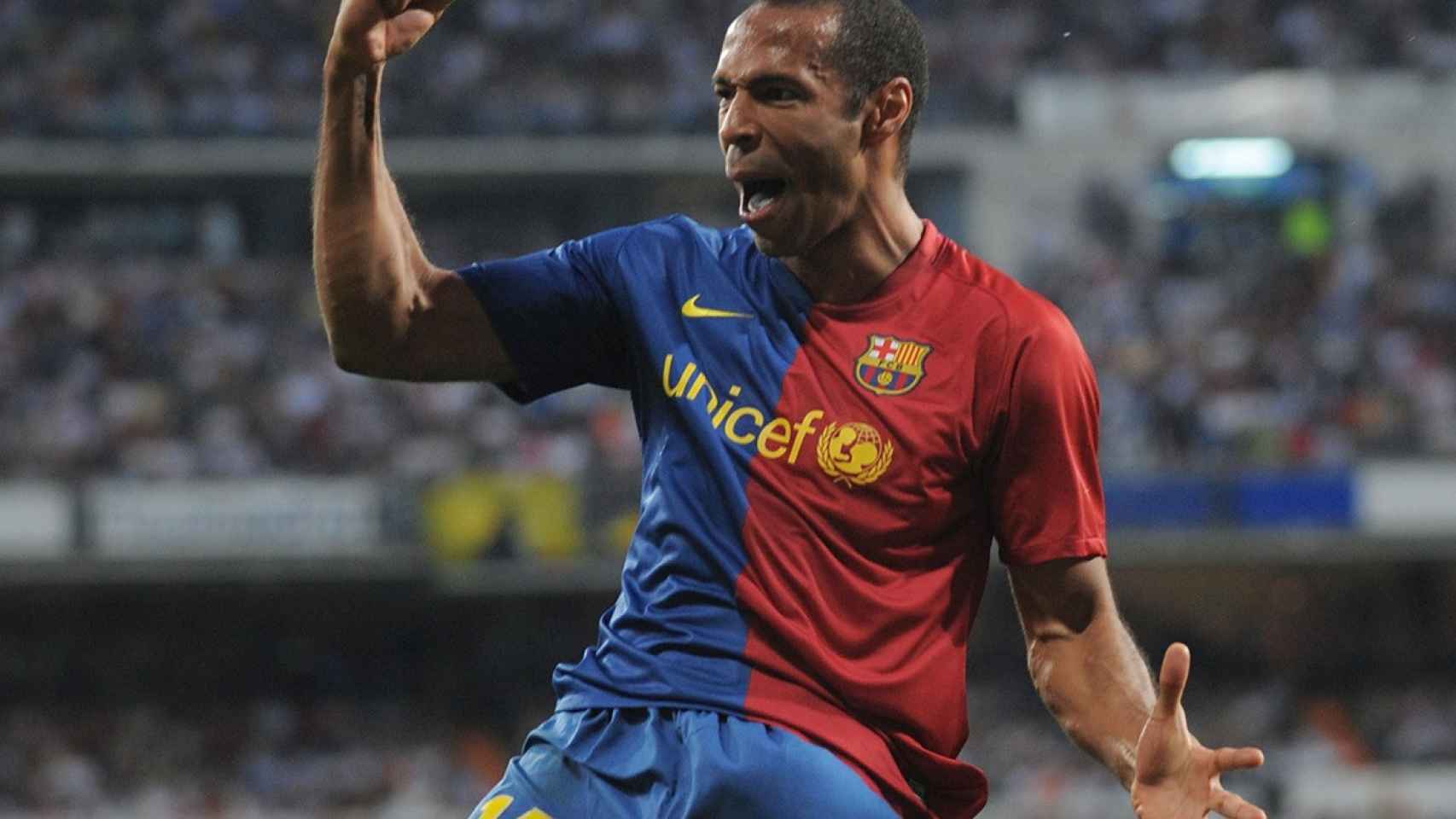 Thierry Henry celebra un gol del Barça en el 2-6 del Bernabéu de 2009. En los fichajes de jugadores franceses ha habido más chascos que alegrías / REDES