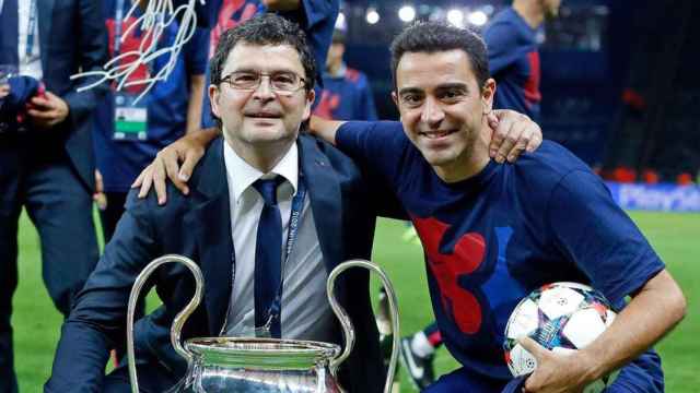 Ricard Pruna y Xavi Hernández posan con la Champions League de Berlin / REDES