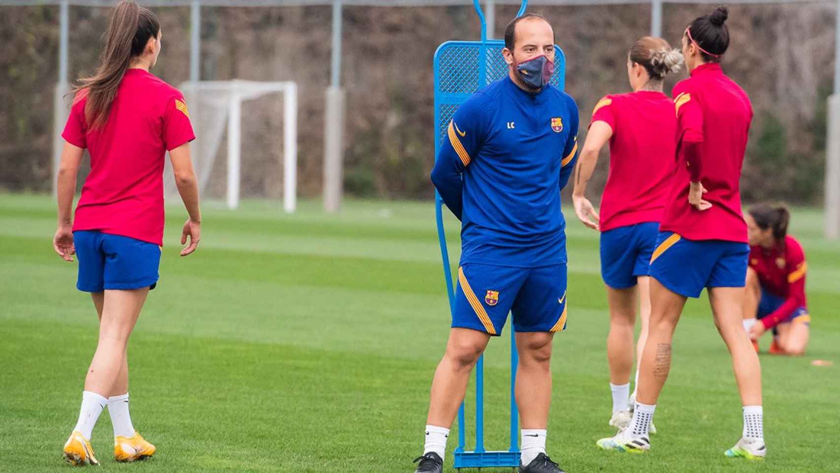 Lluís Cortés, entrenador del Barça femenino, en un entrenamiento / FC Barcelona