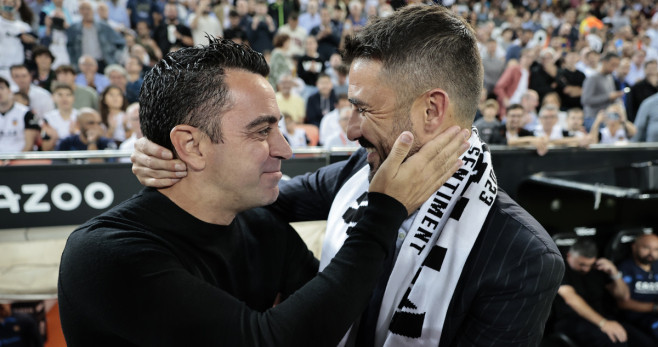 David Villa se saluda con Xavi tras ser homenajeado en Mestalla / EFE