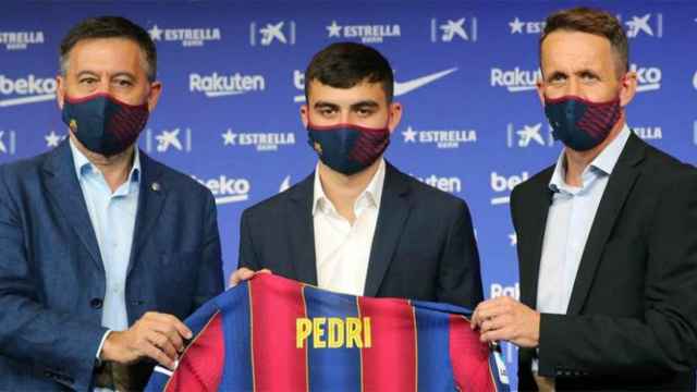 Bartomeu y Ramon Planes presentan a Pedri como incorporación para el primer equipo del Barça / EFE