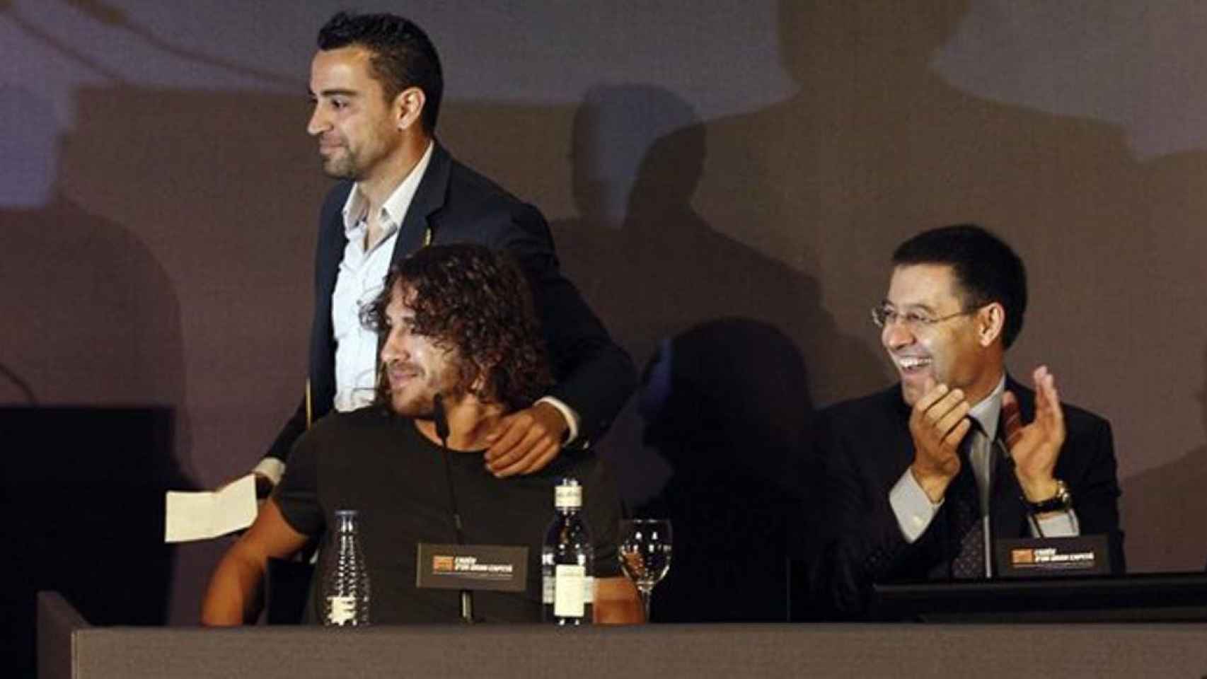Xavi Hernández y Bartomeu en la despedida de Puyol / EFE