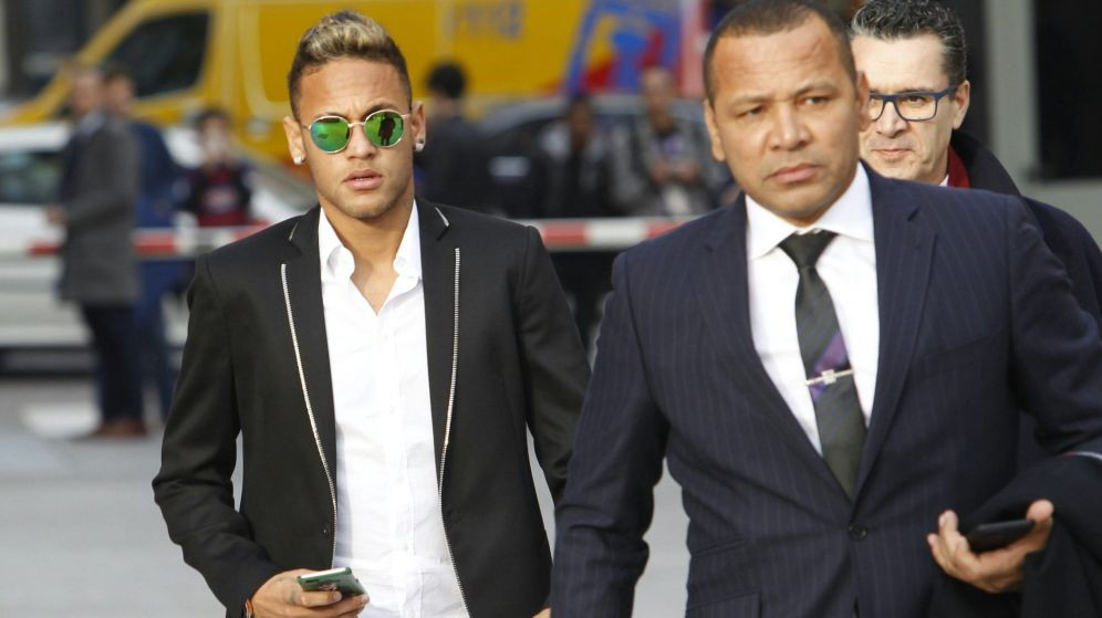 Neymar entrando en el juzgado junto a su padre / EFE