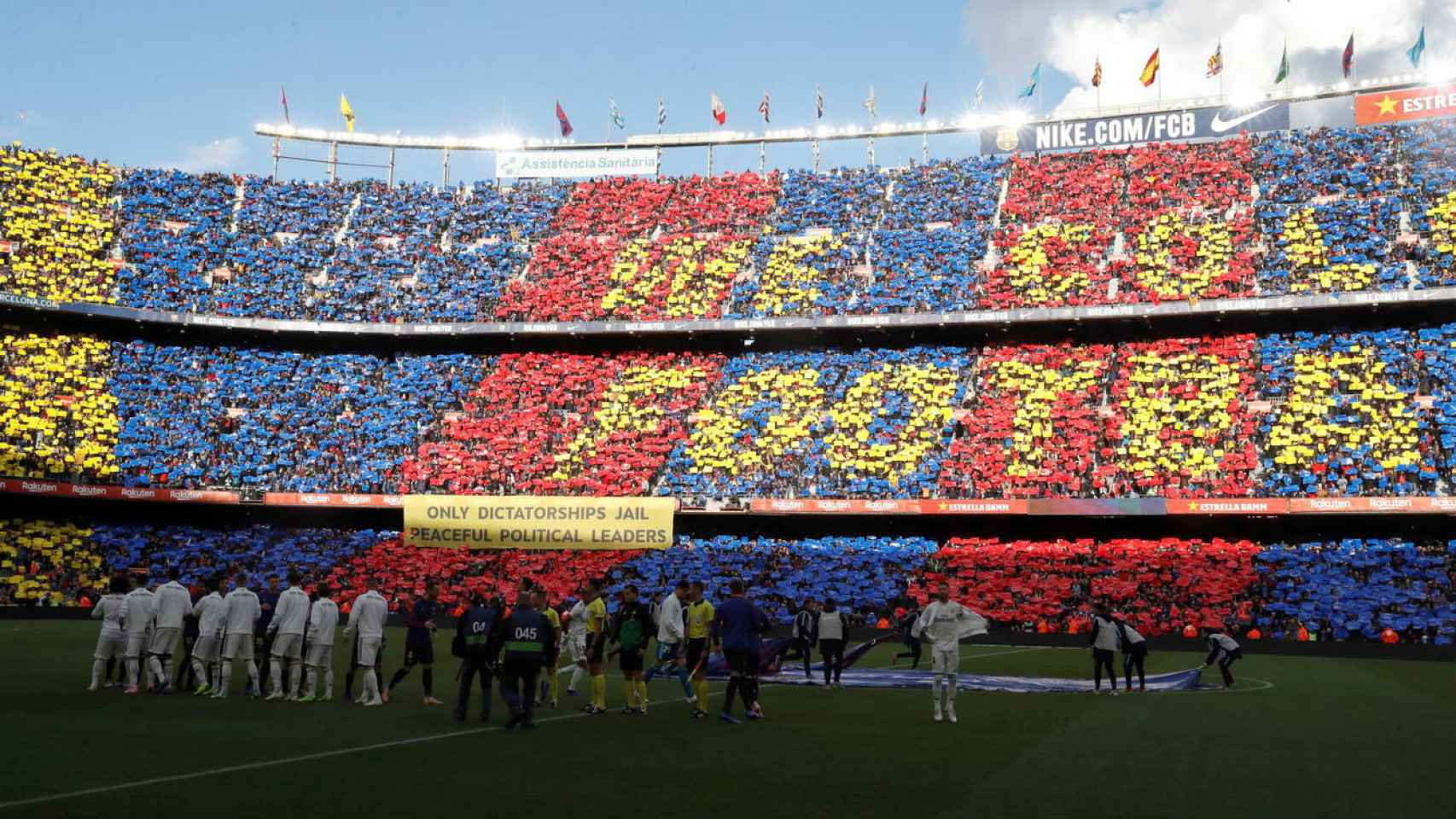 El Camp Nou en un clásico de Liga / EFE