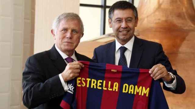 Enric Crous y Bartomeu posan juntos en la renovación del acuerdo entre el Barça y Damm / FCB