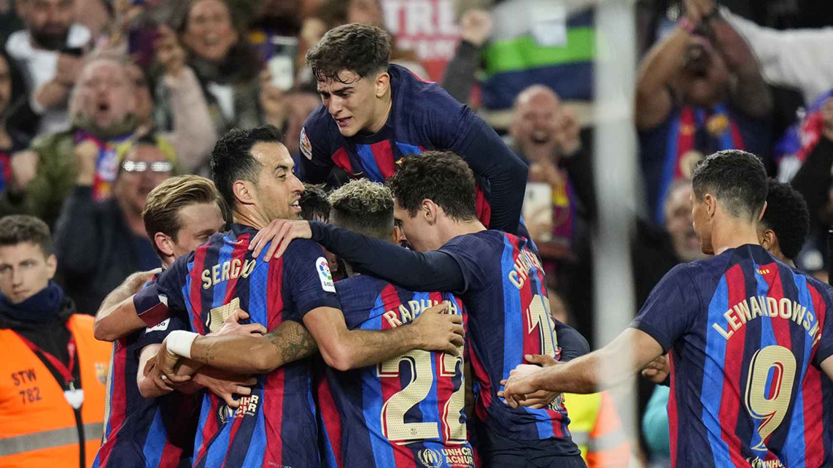 La celebración de los jugadores del Barça tras marcar un gol contra el Real Madrid / EFE