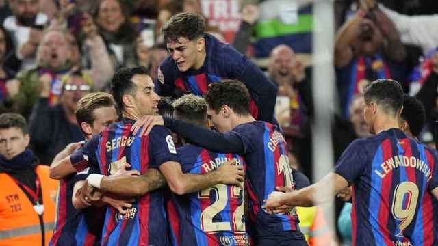 La celebración de los jugadores del Barça tras marcar un gol contra el Real Madrid / EFE