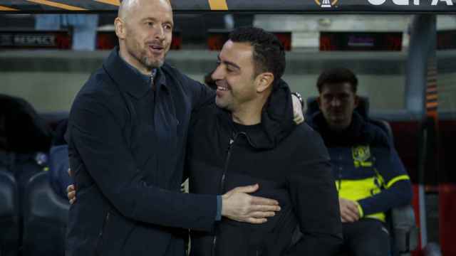 Xavi Hernández, conversando animadamente con Erik Ten Hag / EFE