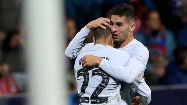 Ferran Torres, celebrando el gol de Raphinha contra Osasuna / EFE