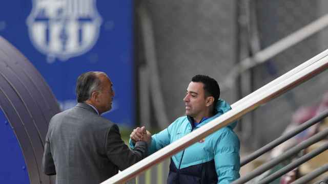 Rafa Yuste visita a Xavi en el entrenamiento del FC Barcelona / FCB