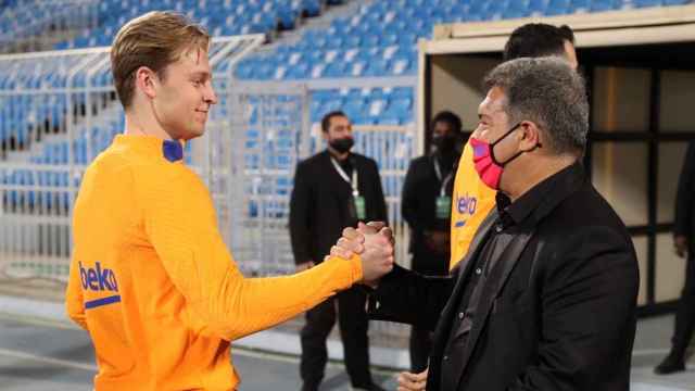 El apretón de manos entre Frenkie de Jong y Joan Laporta, durante un entrenamiento en Arabia Saudí / FCB