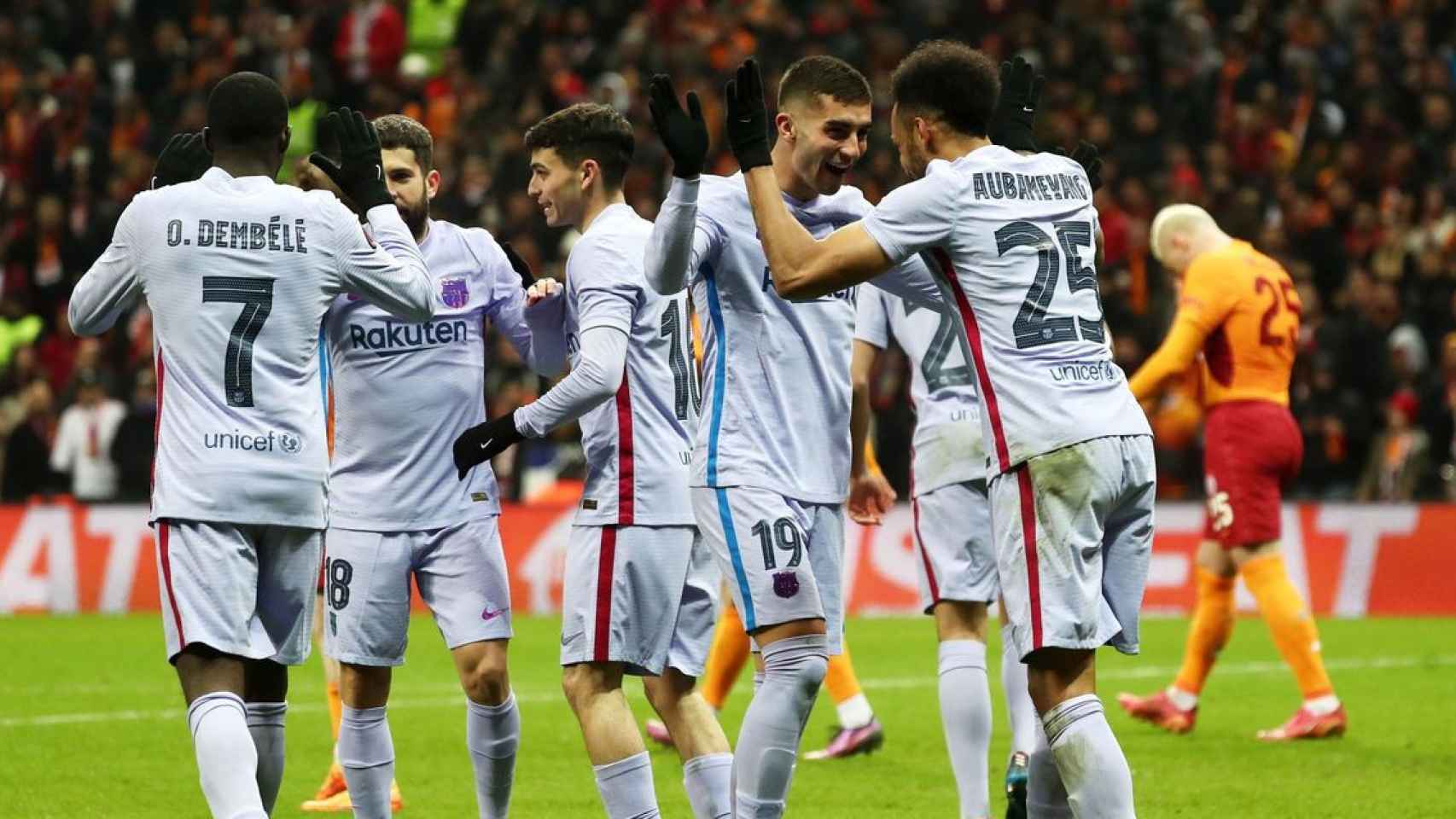 El Barça de Xavi, celebrando una victoria en la Europa League, contra el Galatasaray / EFE