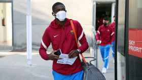 Ousmane Dembelé, con una mascarilla en prevención del coronavirus, al aterrizar en Sevilla / FCB
