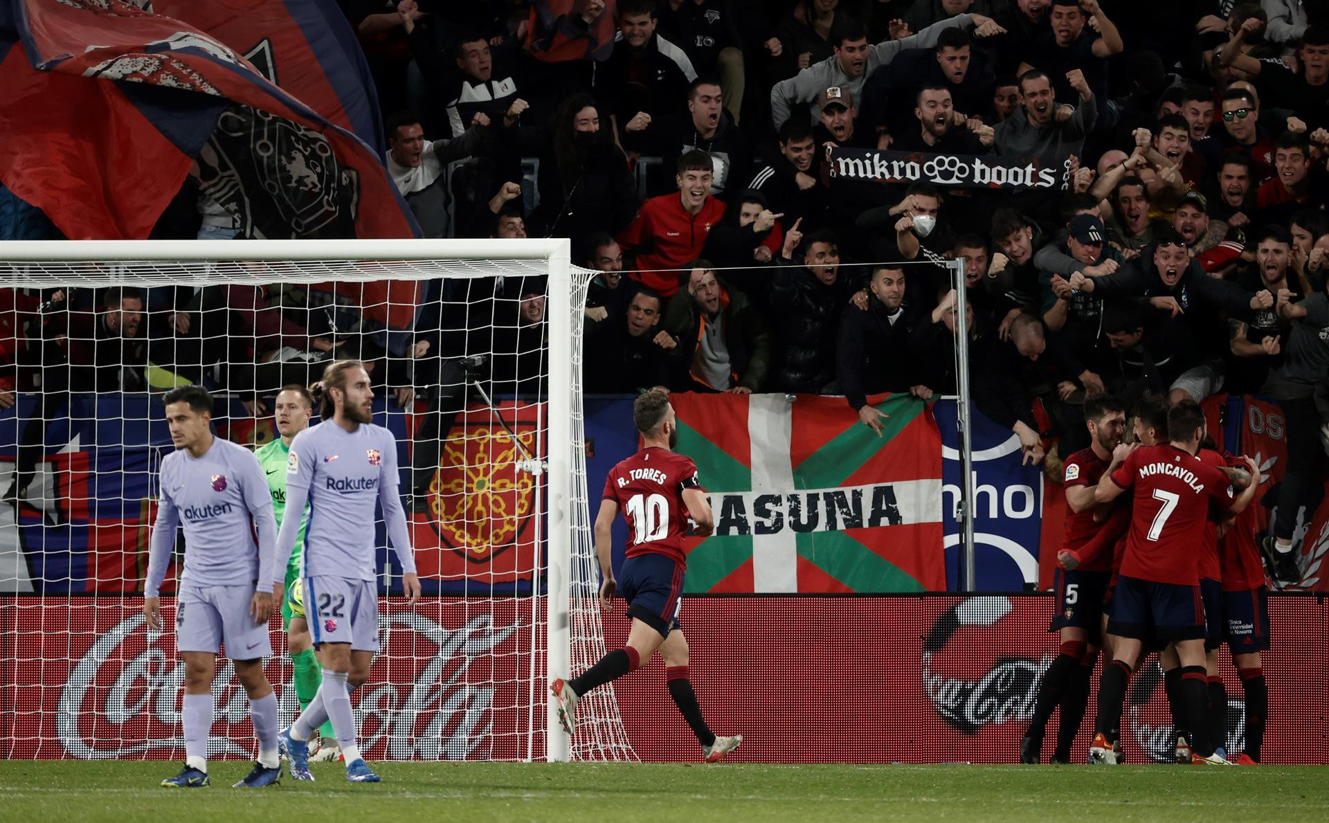 Los jugadores del Barça, cabizbajos, tras el segundo gol de Osasuna / EFE