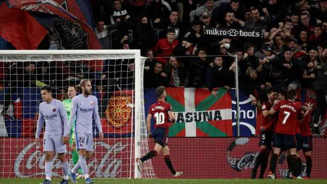 Los jugadores del Barça, cabizbajos, tras el segundo gol de Osasuna / EFE