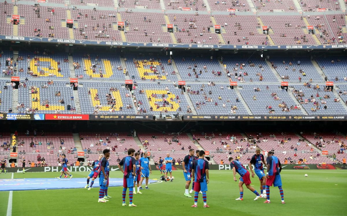 Imagen del Camp Nou antes del partido contra la Real Sociedad, con los jugadores calentando / FCB