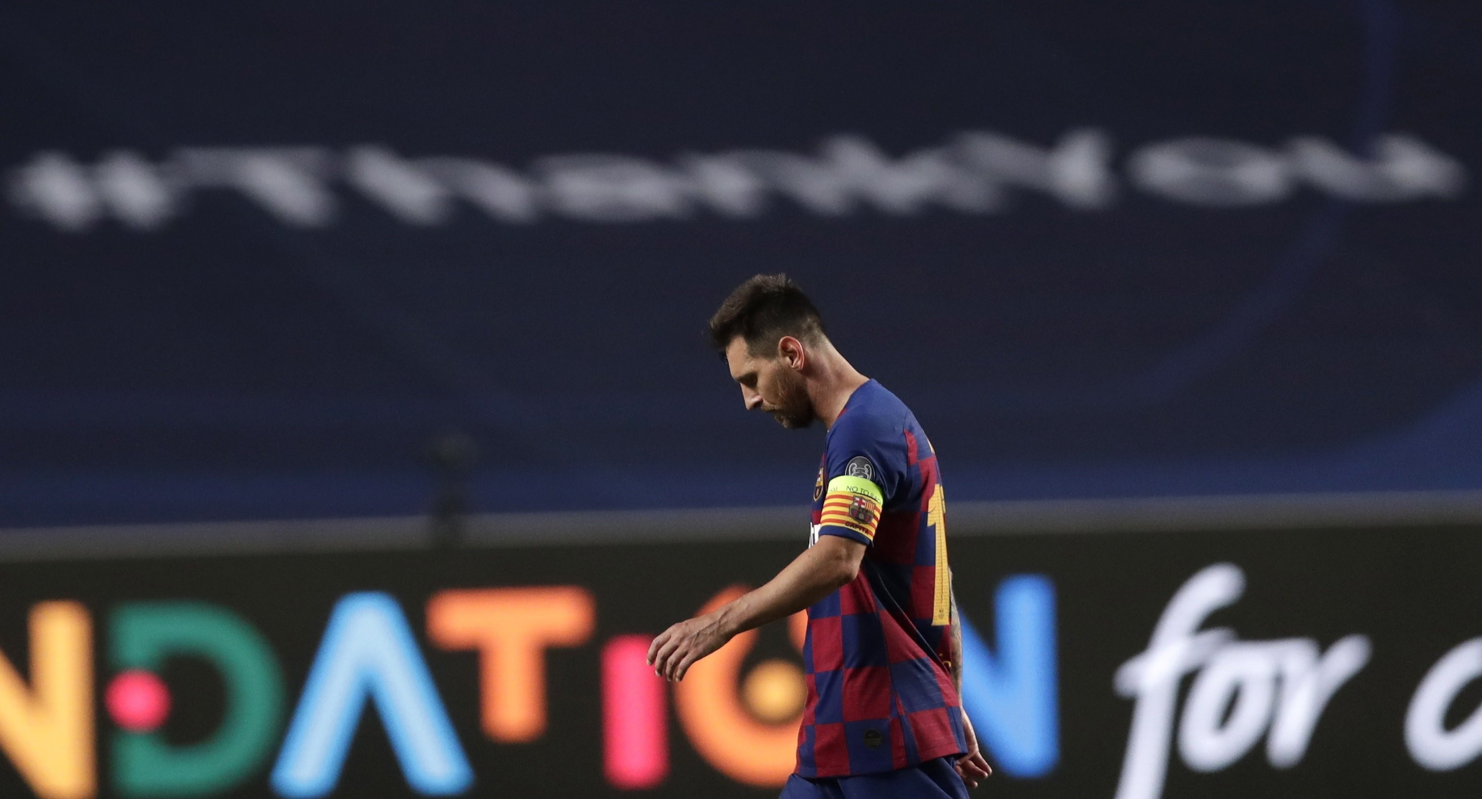 Messi, cabizabajo en el descanso del Barça-Bayern / EFE