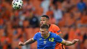 Memphis Depay luchando un balón contra Ucrania durante esta Eurocopa / EFE