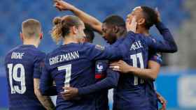 Griezmann y Dembelé celebrando un gol con Francia / EFE