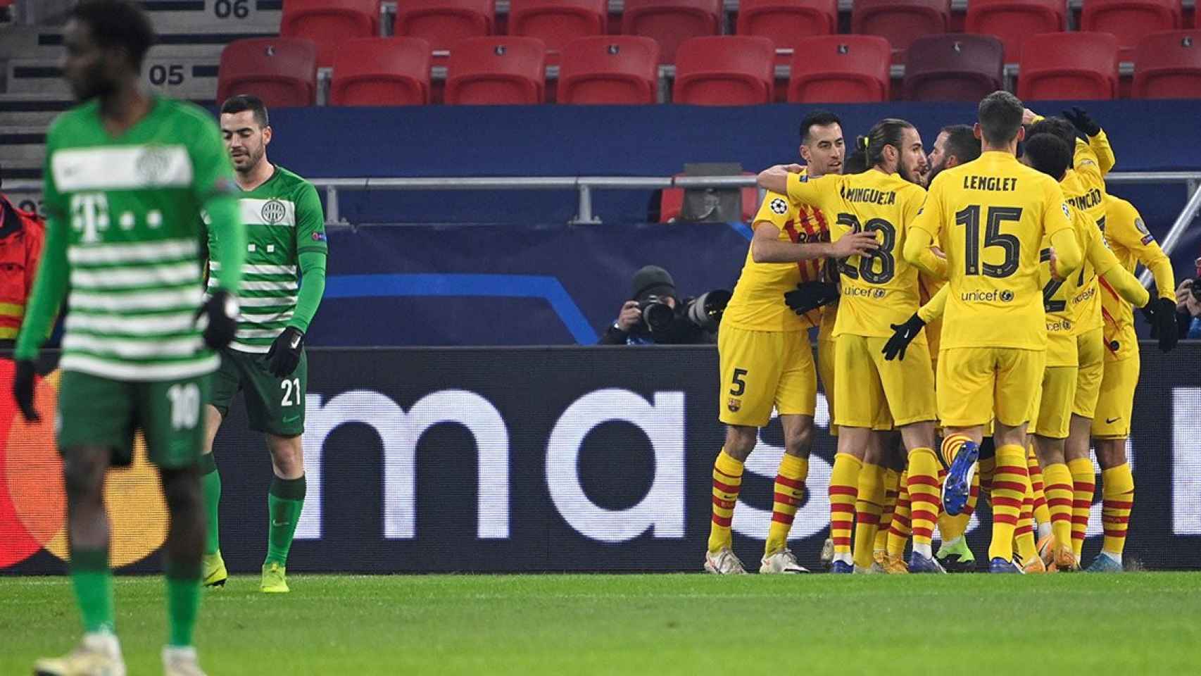 El equipo del Barça celebrando uno de los goles ante el Ferencvaros en Budapest / EFE