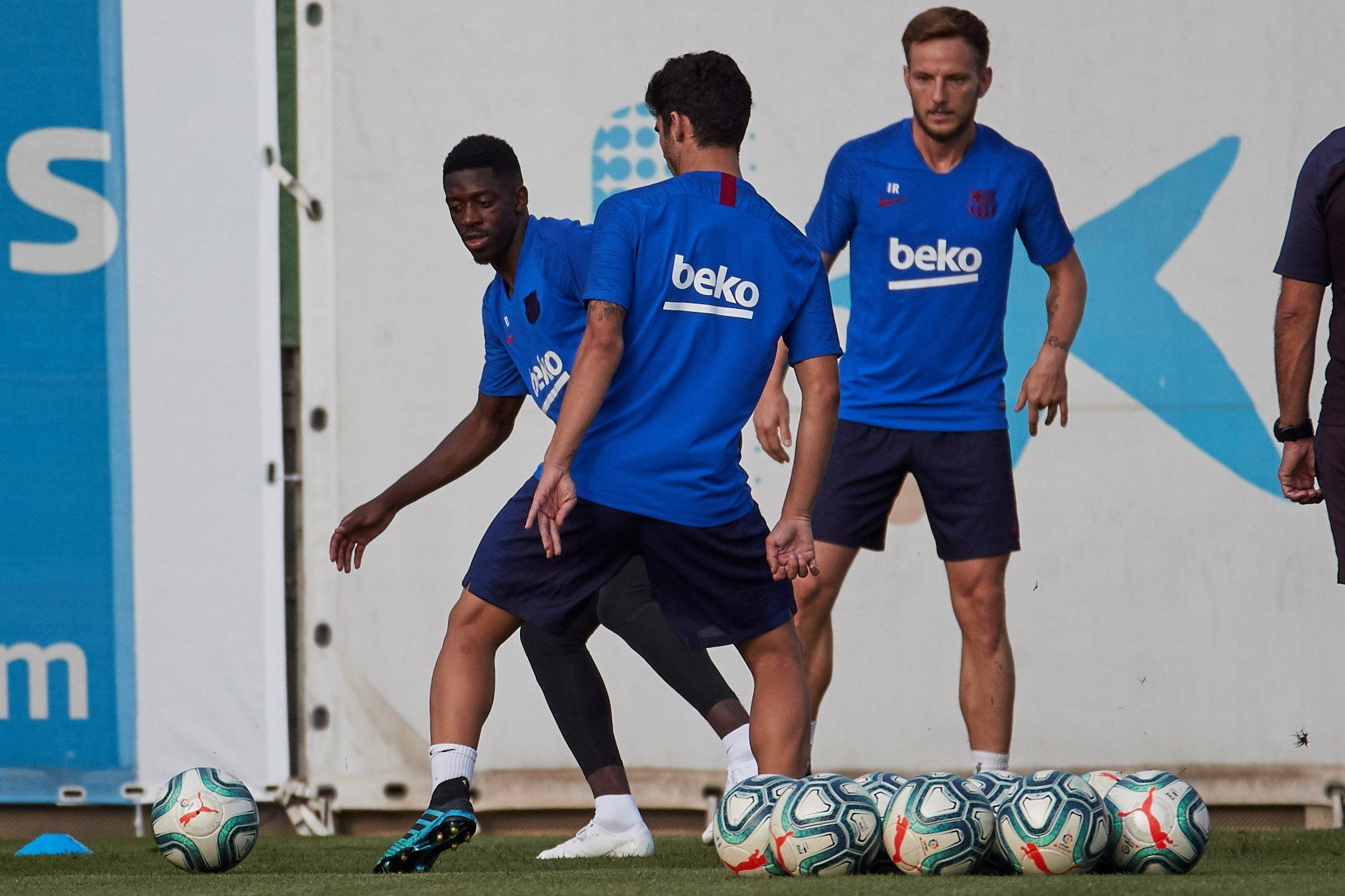 Dembelé, Aleñá y Rakitic en un entrenamiento del Barça / EFE