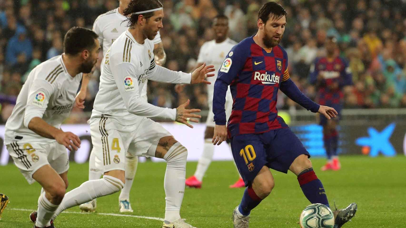 Messi en una acción de juego del Barça - Madrid / EFE