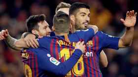 Leo Messi (i), Jordi Alba (c), Luis Suárez (d) e Ivan Rakitic (detrás) celebran un gol del Barça en la temporada 2018-19 / EFE