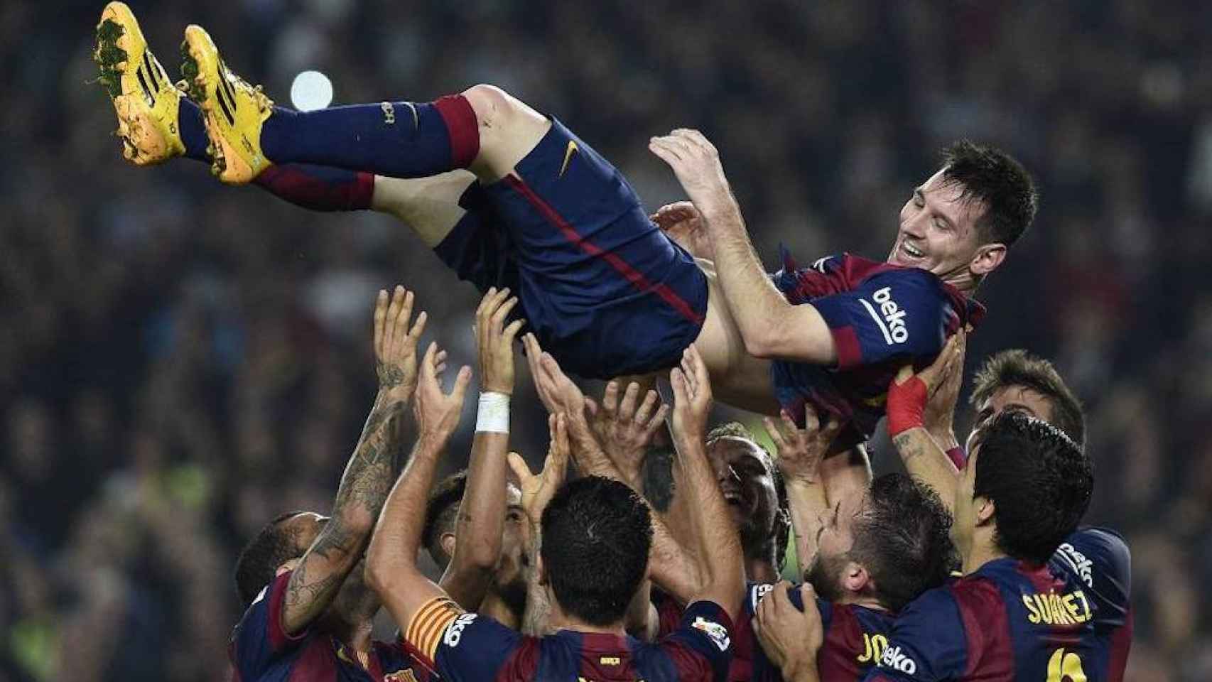Una foto de Messi y sus compañeros celebrando el tanto con el que superó a Telmo Zarra / EFE