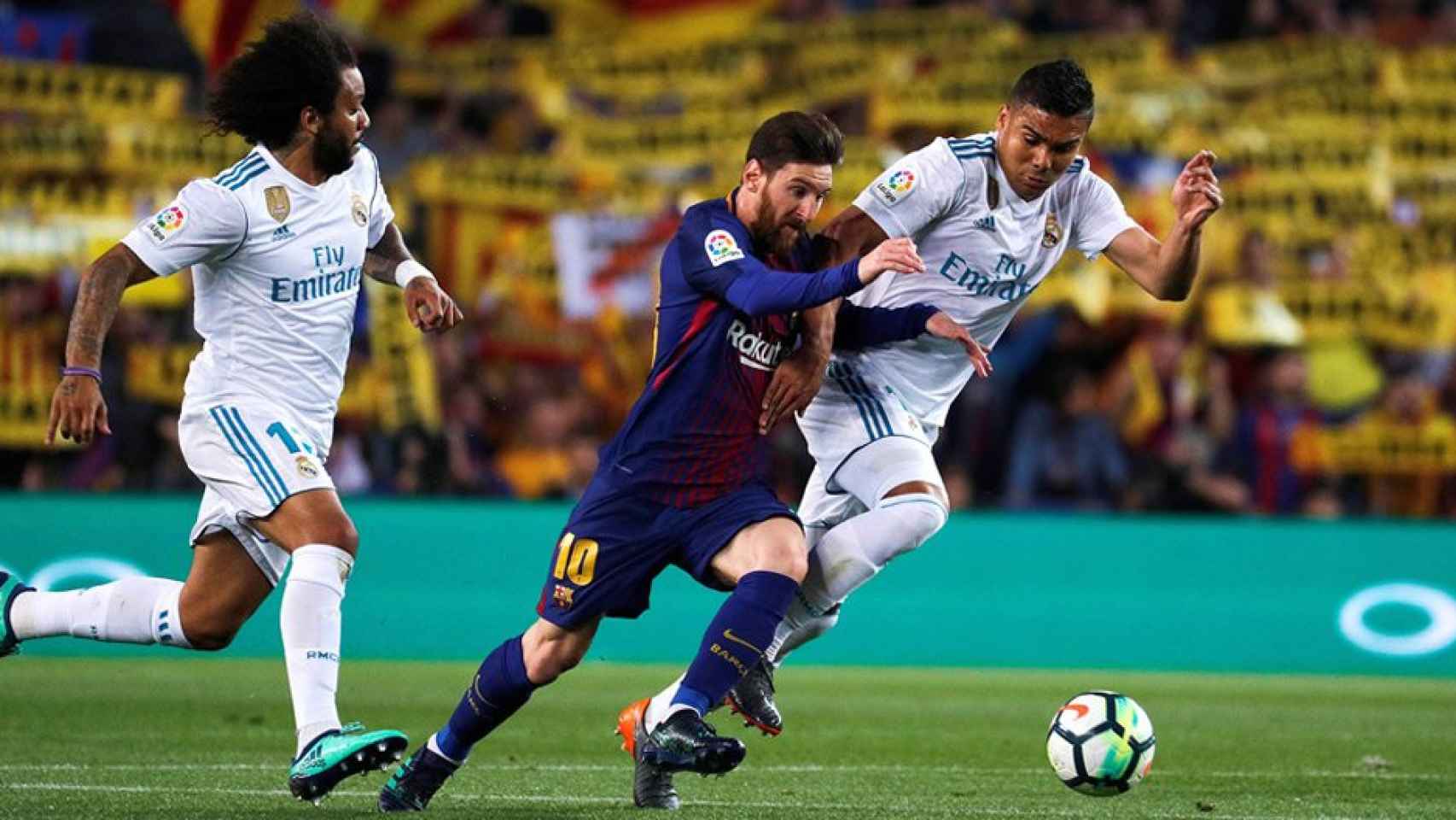 Messi intenta zafarse del marcaje de Casemiro en el Camp Nou / EFE