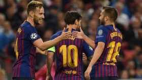 Rakitic celebra con Jordi Alba y Messi un gol del Barça / EFE